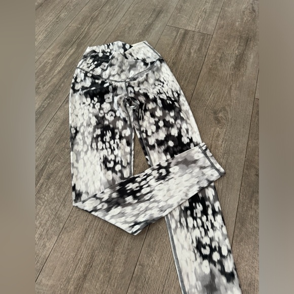 AERIE shine high waisted crossover leggings 🤍 - Picture 5 of 10